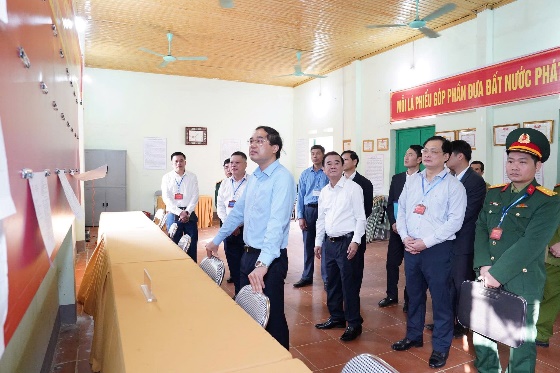 Đồng chí Bí thư Tỉnh ủy Trịnh Xuân Trường kiểm tra công tác chuẩn bị bầu cử tại xã Nghinh Tường và xã Sảng Mộc