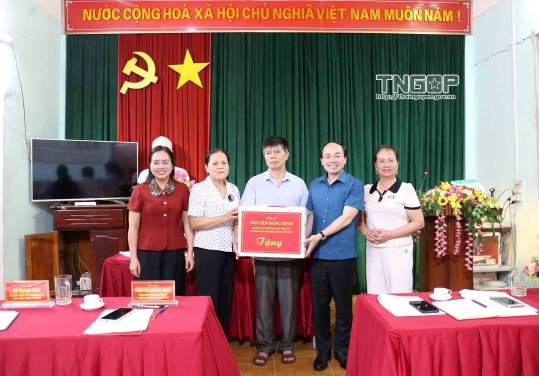 Các đồng chí Thường trực Tỉnh ủy dự sinh hoạt chi bộ tại các địa phương