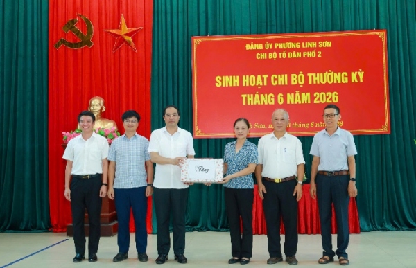 Các đồng chí lãnh đạo tỉnh Thái Nguyên dự sinh hoạt chi bộ ở cơ sở