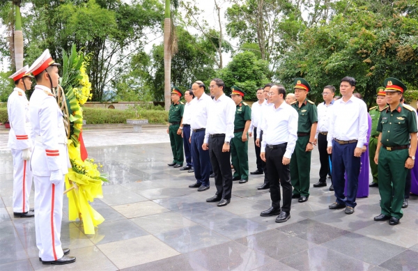Đoàn đại biểu tỉnh Thái Nguyên dâng hương tưởng niệm các Anh hùng liệt sĩ tại tỉnh Cao Bằng