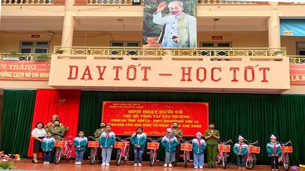 Phụ nữ Công an tỉnh Sơn La nỗ lực học và làm theo Bác