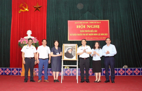 Cục Kỹ thuật Hải quân tuyên truyền biển, đảo và thu hút nguồn nhân lực tại Thái Nguyên