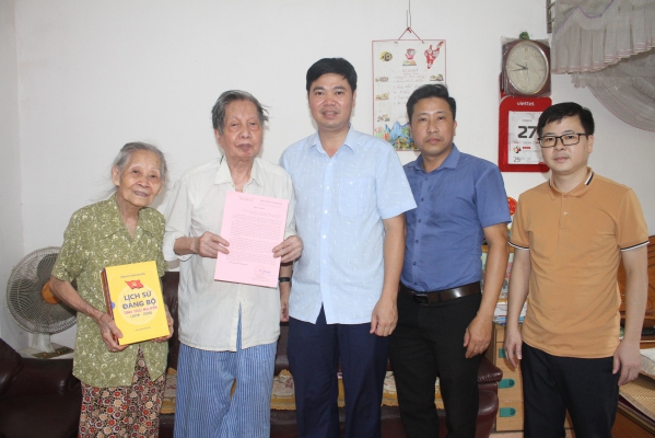 Trao Thư cảm ơn đảng viên cao tuổi tham gia tuyên truyền Nghị quyết Đại hội lần thứ XIII của Đảng