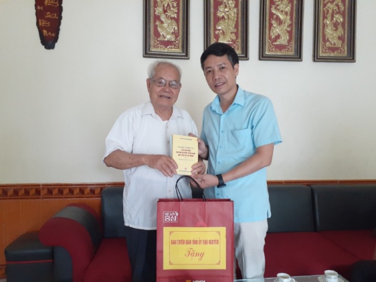 Thăm, tặng quà gia đình chính sách, người có công