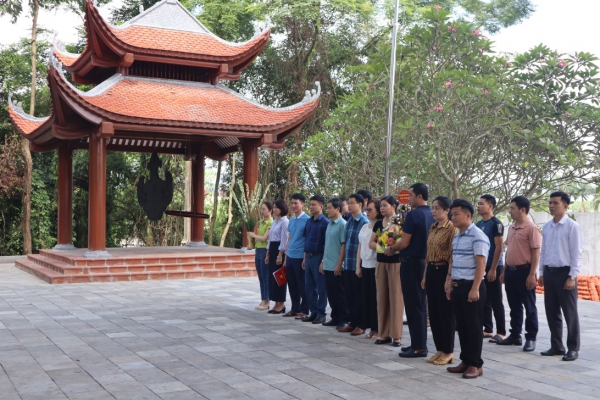 Văn phòng Tỉnh ủy dâng hương tưởng niệm các anh hùng liệt sĩ