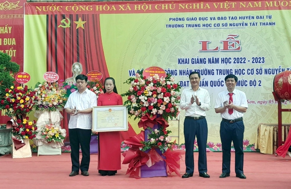 Trường Trung học cơ sở Nguyễn Tất Thành đón bằng công nhận trường chuẩn quốc gia mức độ 2