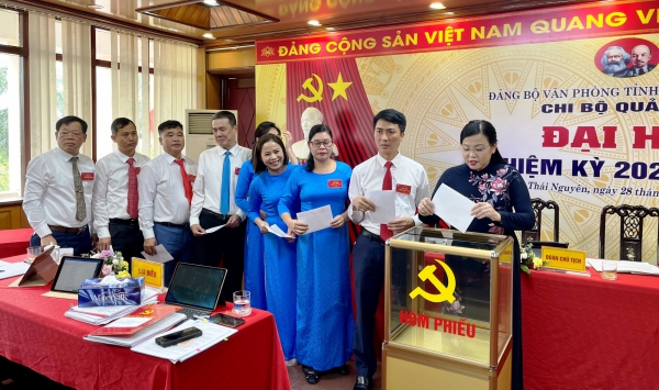 Đồng chí Bí thư Tỉnh uỷ dự Đại hội Chi bộ Quản trị thuộc Đảng bộ Văn phòng Tỉnh uỷ