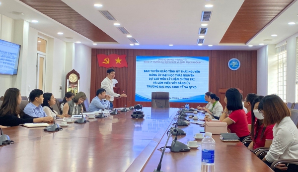 Dự giờ môn lý luận chính trị tại Đại học Thái Nguyên