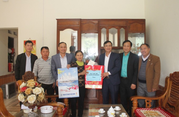 Thăm, tặng quà gia đình cán bộ, chiến sĩ người Thái Nguyên đang công tác tại quần đảo Trường Sa và Nhà giàn DK1 nhân dịp Tết Nguyên đán