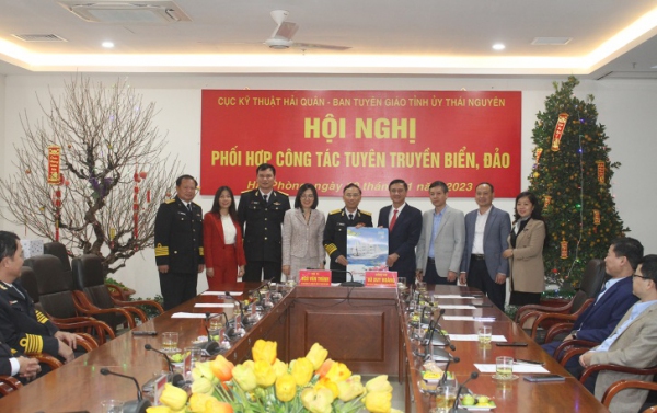 Thăm, động viên cán bộ, chiến sĩ Quân chủng Hải quân làm nhiệm vụ trong dịp Tết Nguyên đán Quý Mão 2023