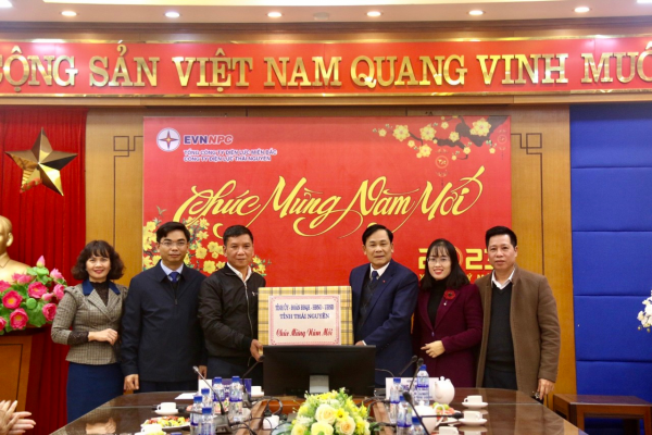 Đồng chí Chủ nhiệm Ủy ban Kiểm tra Tỉnh ủy thăm, động viên đơn vị trực Tết