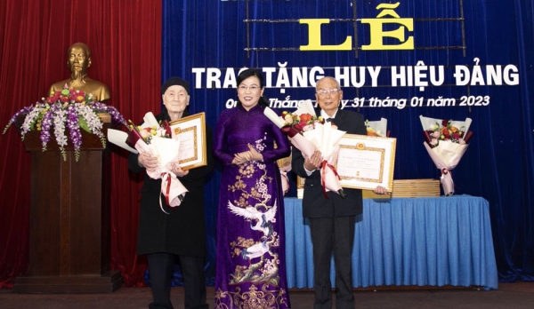 Thái Nguyên: Tặng Huy hiệu Đảng đợt 03/02/2023 cho 851 đảng viên