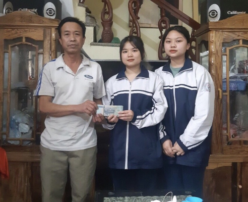 Gương sáng học đường: Nhặt được của rơi gửi lại người mất