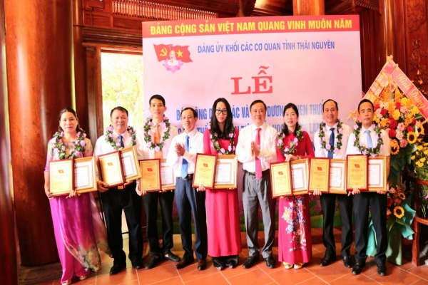 Đảng uỷ Khối các cơ quan tỉnh biểu dương, khen thưởng 44 tập thể, cá nhân tiêu biểu trong học tập và làm theo tư tưởng, đạo đức, phong cách Hồ Chí Minh
