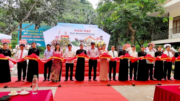 Khai mạc Triển lãm ảnh và tư liệu “Những tấm gương bình dị mà cao quý”