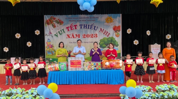 Đồng chí Trưởng ban Tuyên giáo Tỉnh ủy thăm, tặng quà nhân Ngày Quốc tế Thiếu nhi 01/6