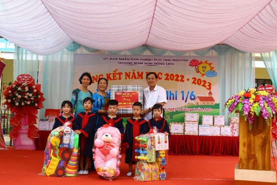 Đồng chí Chủ nhiệm Ủy ban Kiểm tra Tỉnh ủy tặng quà trẻ em nhân Ngày Quốc tế Thiếu nhi 01/6