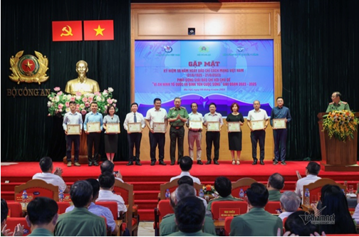 Cuộc chiến không khói súng của những người cầm bút