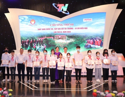 Đồng chí Trưởng ban Tuyên giáo Tỉnh ủy dự Chương trình “Thắp sáng niềm tin, tiếp sức em tới trường - Vì em hiếu học” lần thứ XI, năm 2023