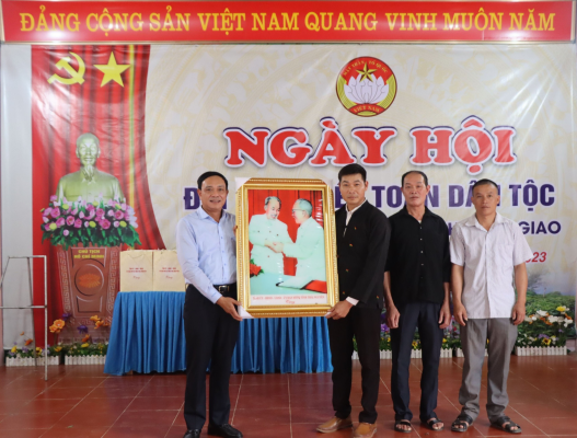 Đồng chí Trưởng ban Nội chính Tỉnh uỷ tham dự Ngày hội Đại đoàn kết toàn dân tộc tại xóm Na Bả, xã Phương Giao, huyện Võ Nhai