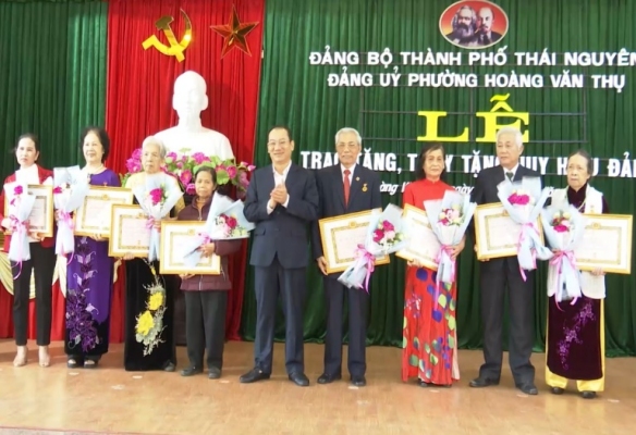 Hơn 4.200 đảng viên được tặng, truy tặng Huy hiệu Đảng năm 2023