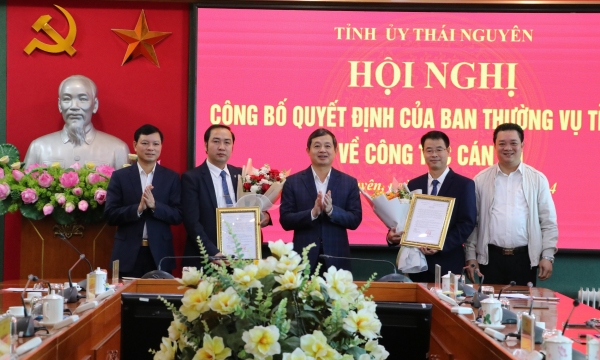 Công bố và trao các quyết định của Ban Thường vụ Tỉnh ủy về công tác cán bộ