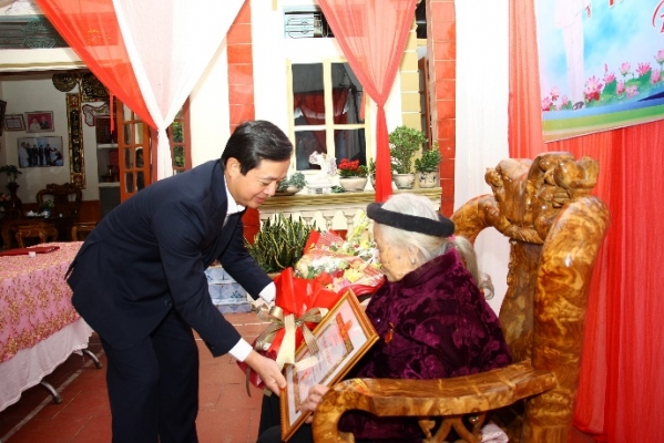 Trao Huy hiệu 80 năm tuổi Đảng tặng đồng chí Sằm Thị Văn