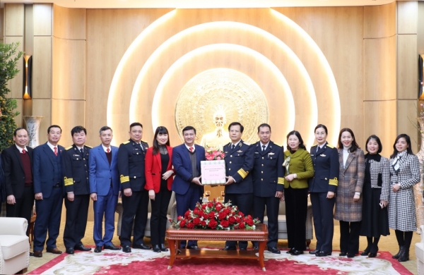 Thăm, động viên chúc Tết cán bộ, chiến sĩ Quân chủng Hải quân làm nhiệm vụ trong dịp Tết