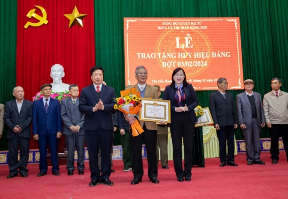 Trao Huy hiệu Đảng cho các đảng viên nhân dịp kỷ niệm Ngày thành lập Đảng 3/2