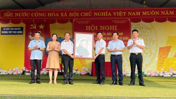 Tuyên truyền về biển, đảo cho trên 2.000 học sinh trường THPT