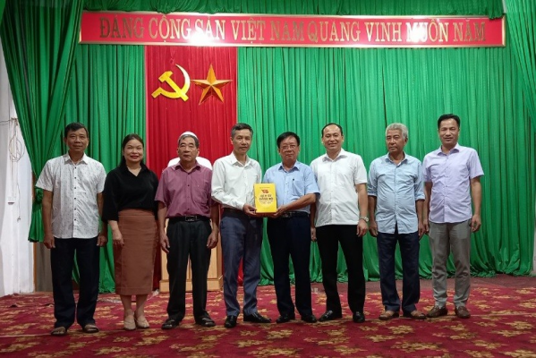 Chi bộ Ban Tuyên giáo Tỉnh ủy tổ chức làm việc với cấp ủy nơi cư trú của đảng viên