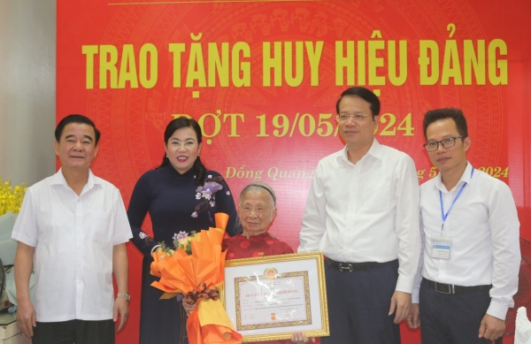 Đồng chí Bí thư Tỉnh ủy trao tặng Huy hiệu Đảng dịp 19/5/2024