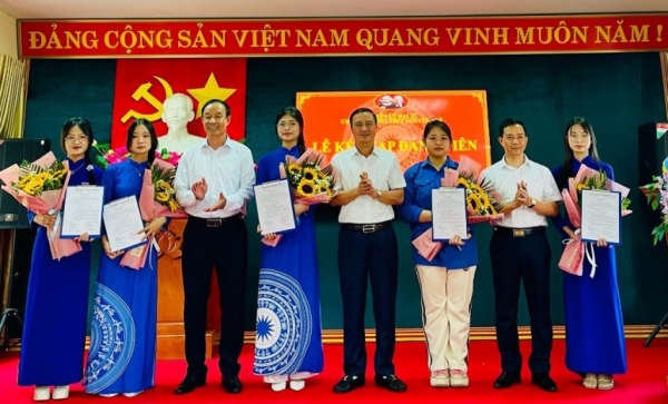 Đồng chí Trưởng ban Tuyên giáo Tỉnh ủy dự Lễ kết nạp đảng viên mới tại Chi bộ Trường THPT Nguyễn Huệ