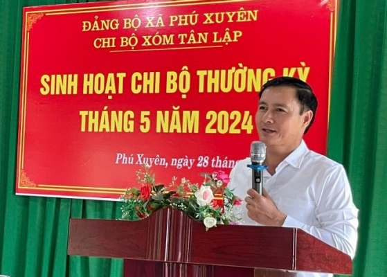 Đồng chí Trưởng ban Tuyên giáo Tỉnh ủy dự sinh hoạt Chi bộ xóm Tân Lập thuộc Đảng bộ xã Phú Xuyên, huyện Đại Từ