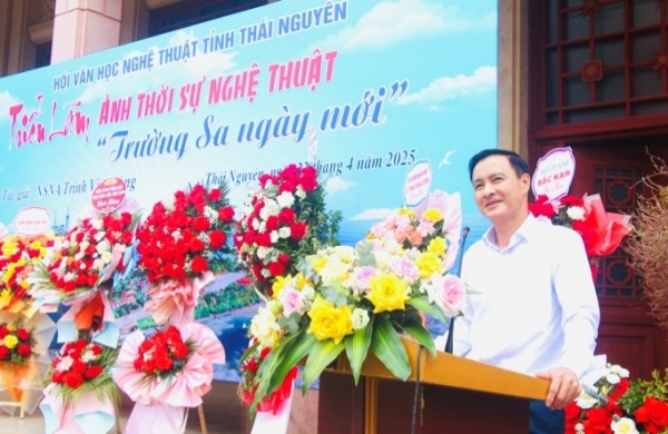 Khai mạc Triển lãm ảnh thời sự nghệ thuật “Trường Sa ngày mới”