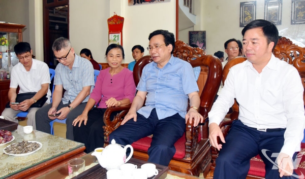 Lãnh đạo Ủy ban Kiểm tra Trung ương thăm gia đình liệt sĩ tại xã Chợ Rã