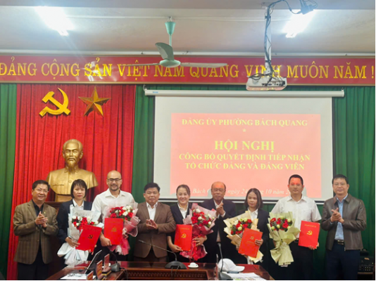 Đảng ủy phường Bách Quang tiếp nhận tổ chức đảng và đảng viên của Công ty CP Đầu tư và Thương mại TNG Sông Công