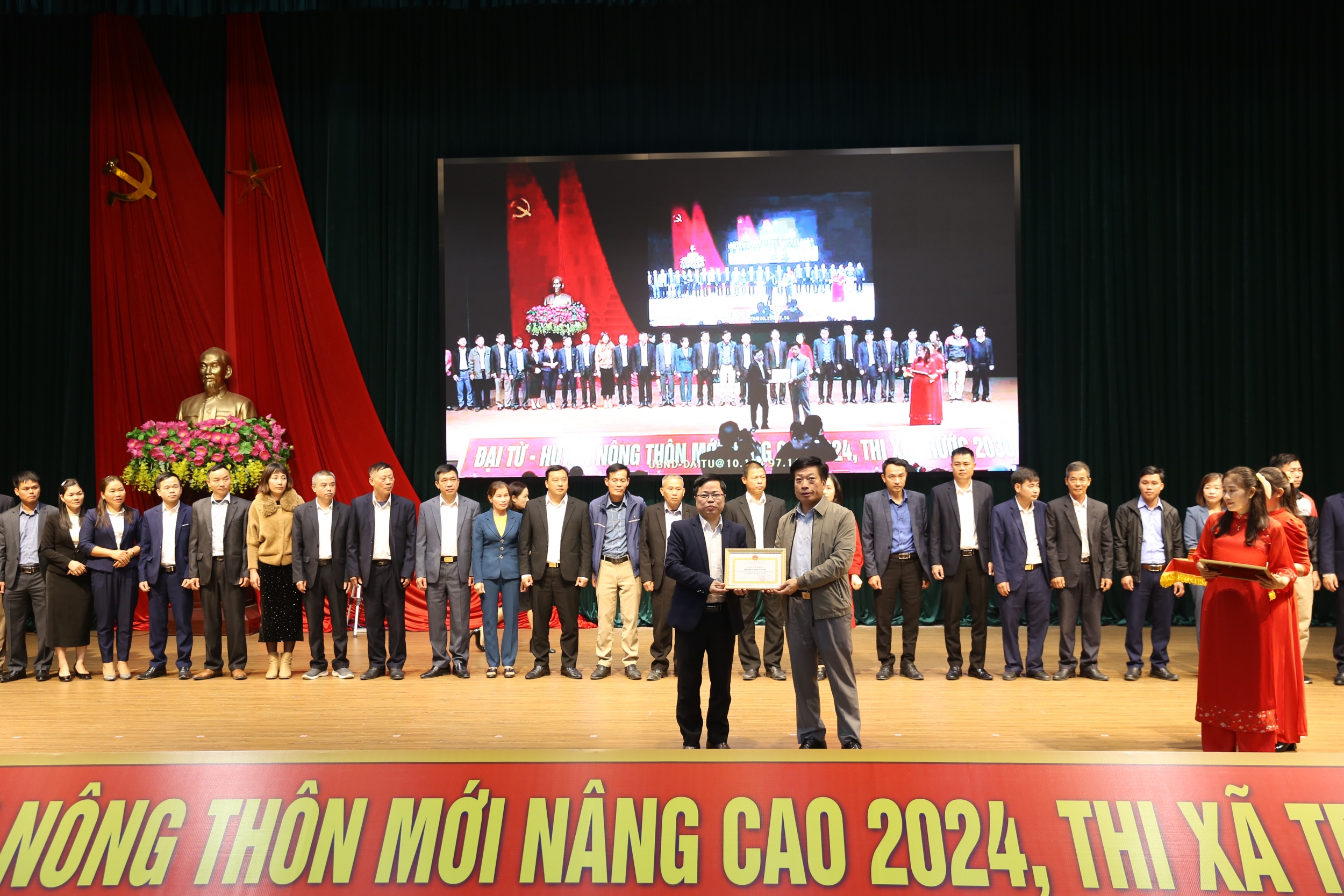 ĐC Hung trao thuong