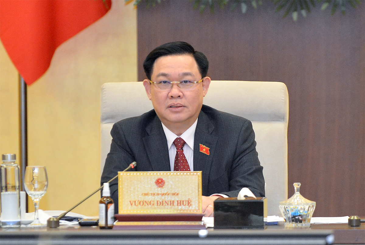 Chủ tịch Quốc hội Vương Đình Huệ phát biểu tại phiên họp.