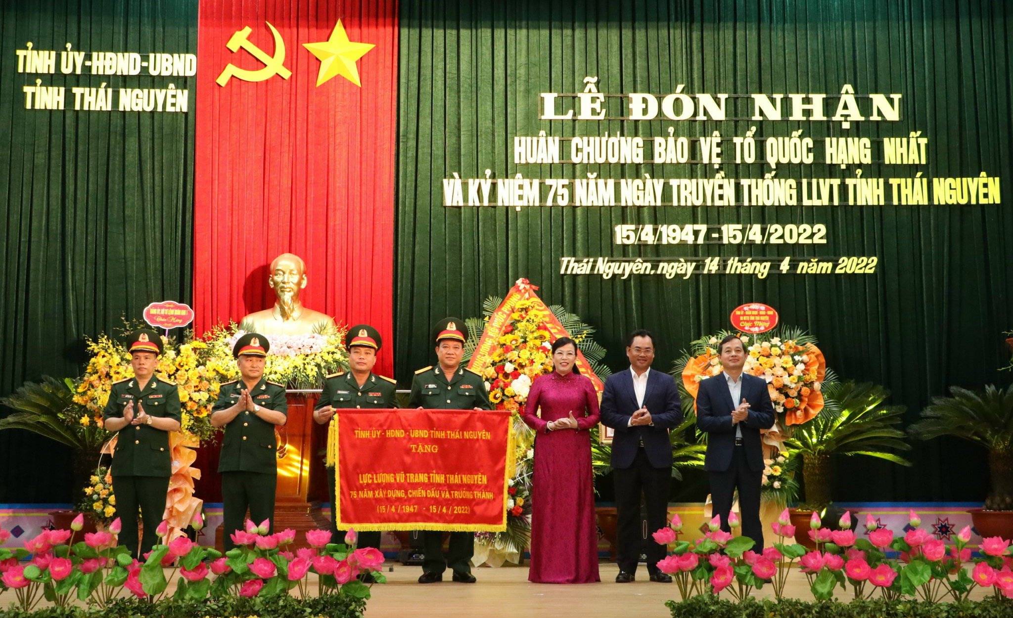 Nhan Co thi dua