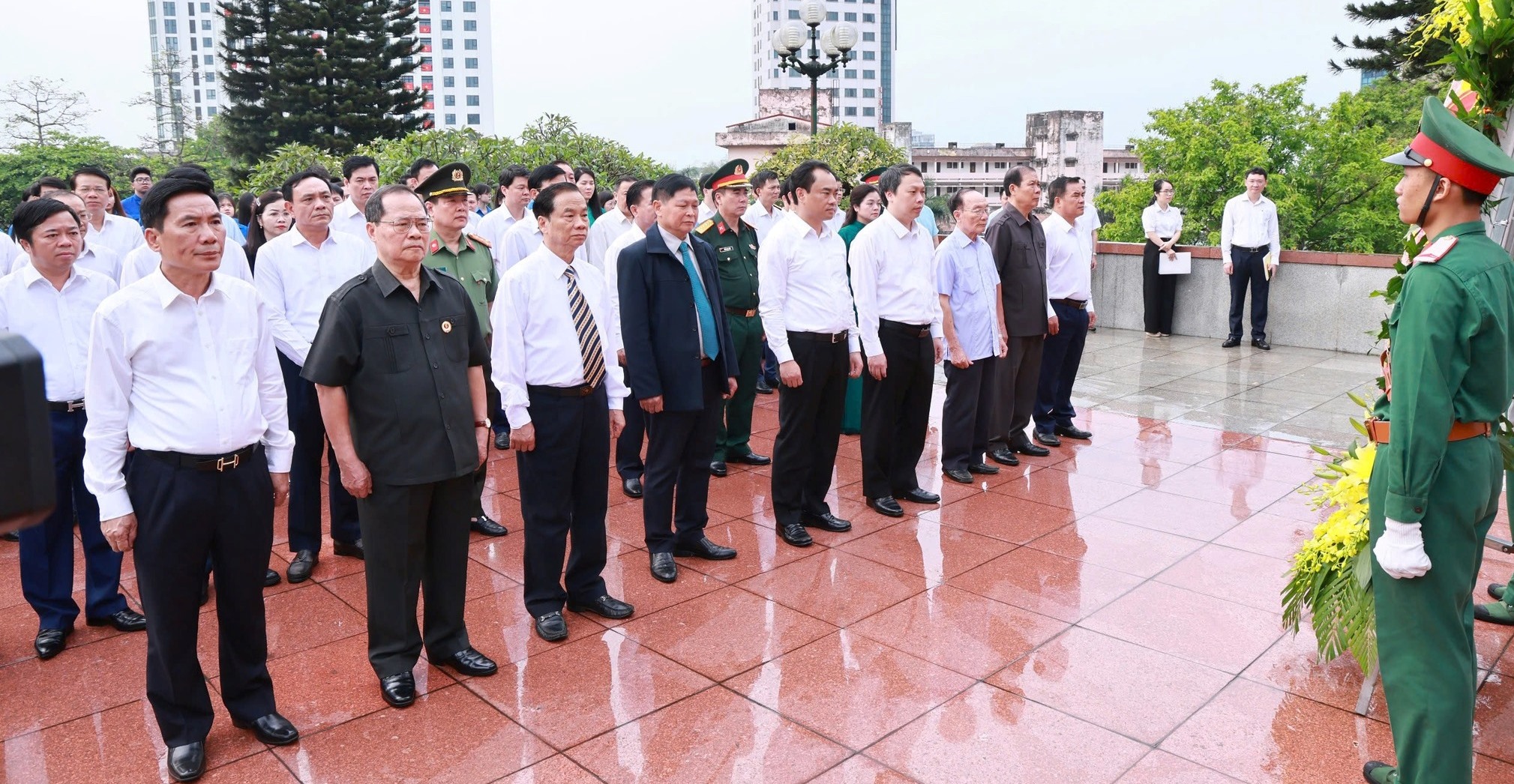 Đoàn đại biểu tỉnh Thái Nguyên dâng hương tưởng nhớ các Anh hùng liệt sĩ