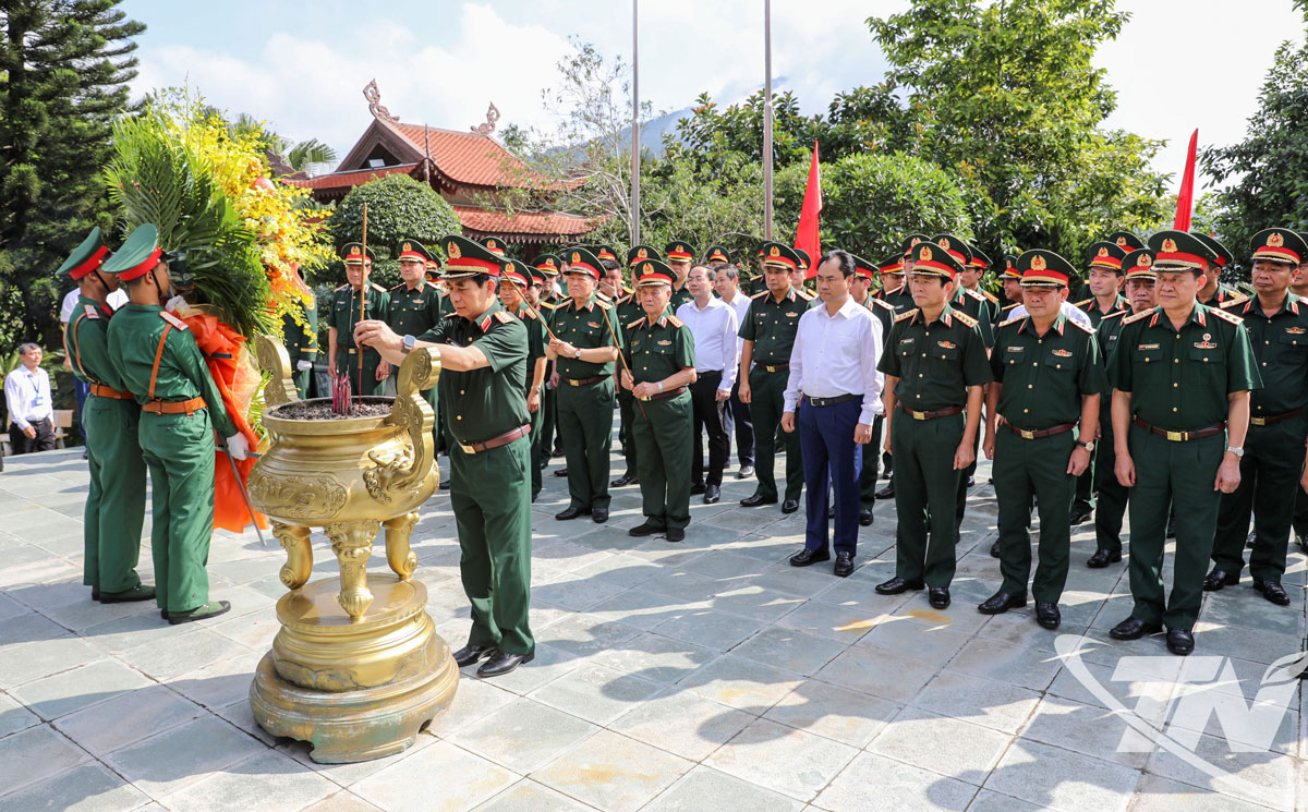 Đại tướng Phan Văn Giang dâng hương tưởng niệm Chủ tịch Hồ Chí Minh và các Anh hùng liệt sĩ tại Thái Nguyên