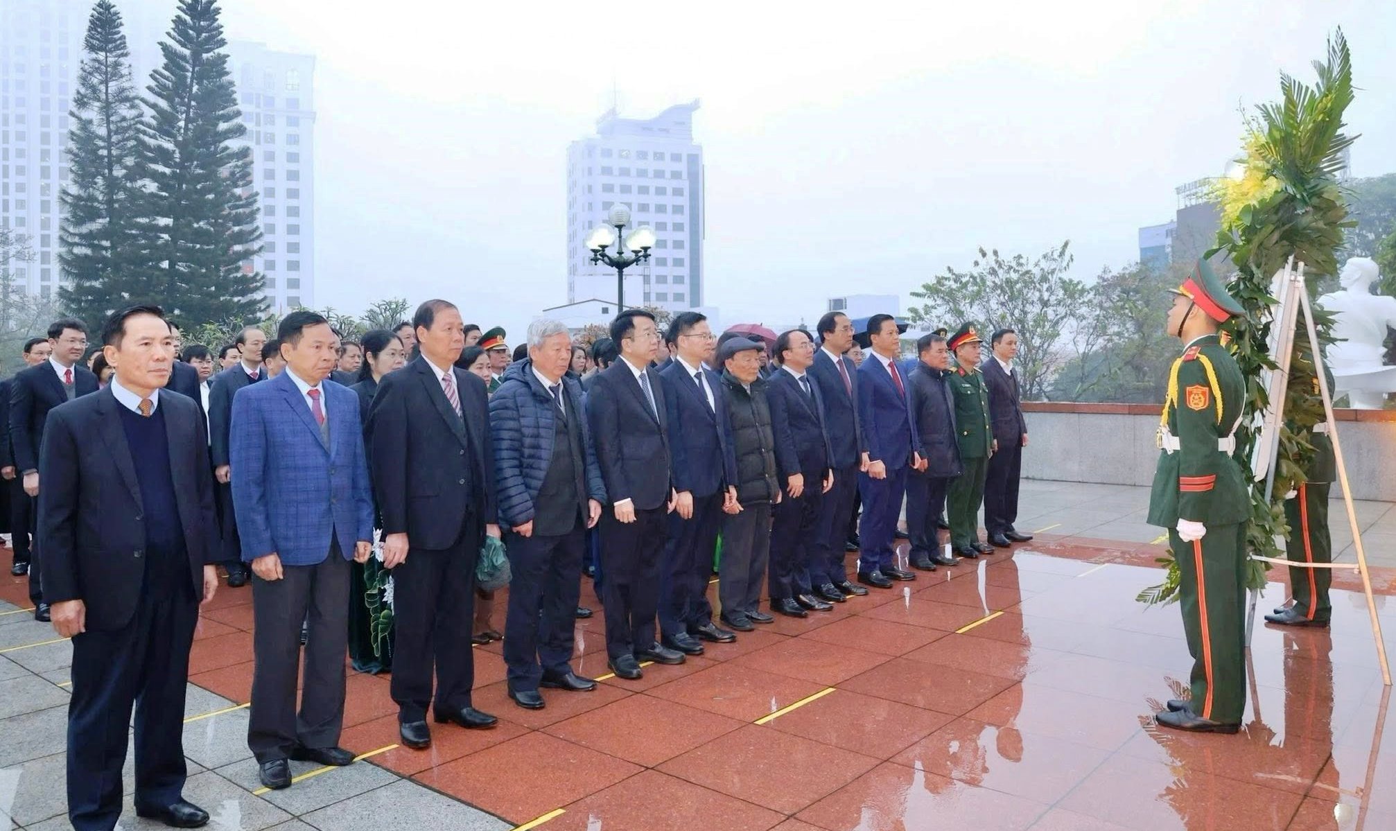Đoàn đại biểu tỉnh Thái Nguyên dâng hương tưởng niệm Chủ tịch Hồ Chí Minh và các anh hùng liệt sĩ