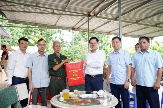 Các đồng chí lãnh đạo tỉnh thăm, tặng quà gia đình chính sách nhân kỷ niệm 79 năm Ngày Thương binh - Liệt sĩ