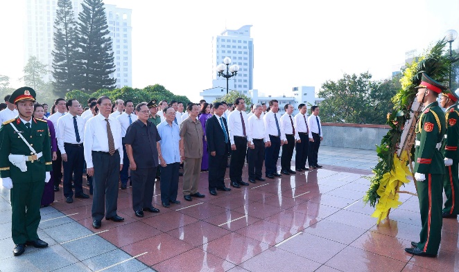 Dâng hương tri ân các Anh hùng liệt sĩ và các bậc tiền bối cách mạng nhân kỷ niệm 195 năm thành lập tỉnh