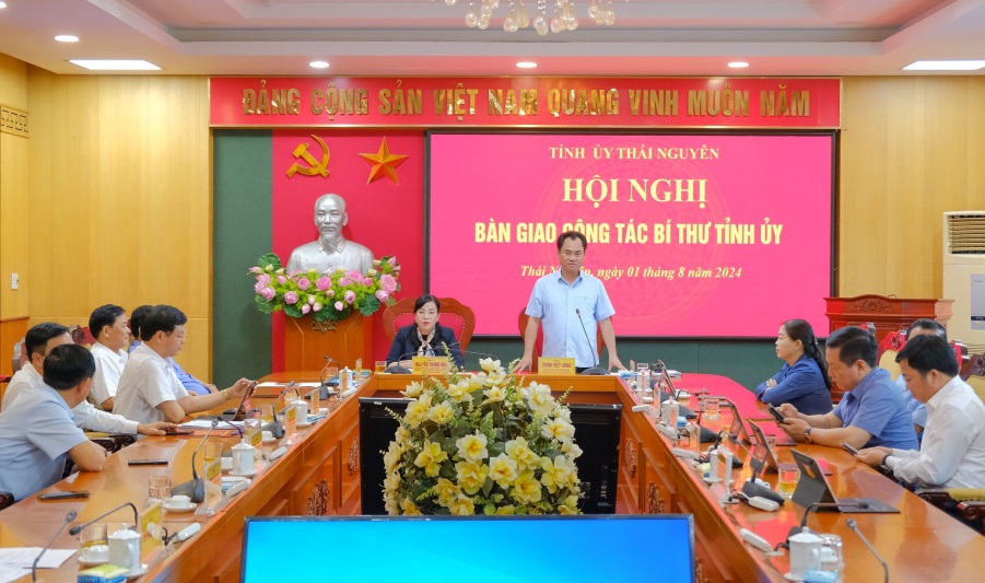 Bi-thu-Phat-bieu-HN-ban-giao-Bi-thu.jpg